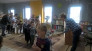 Przedszkolaki z Brzezia w brzeskiej bibliotece 2016_11