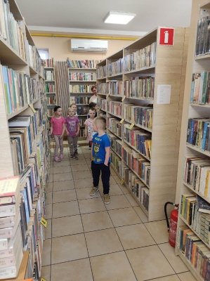 Krasnoludki poznają bibliotekę - lekcja biblioteczna_21