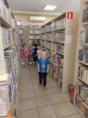 Krasnoludki poznają bibliotekę - lekcja biblioteczna_58